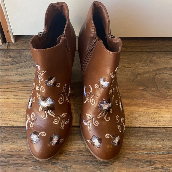 NEW Style & Co Embroidered Ankle Booties Size: 8M - Picture 2 of 6
